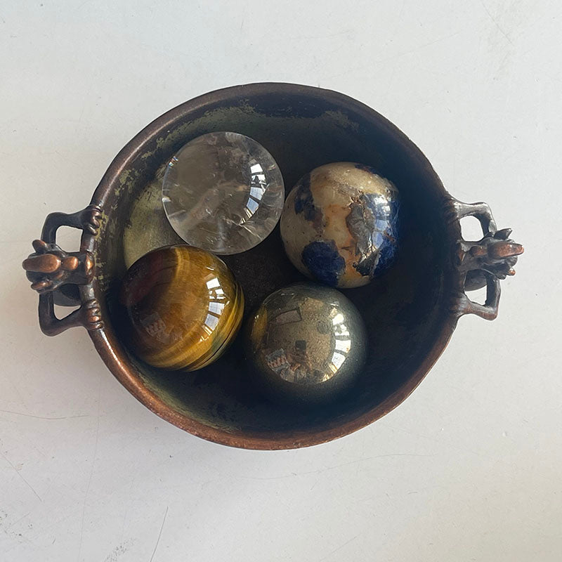 Korumalar Eşliğinde