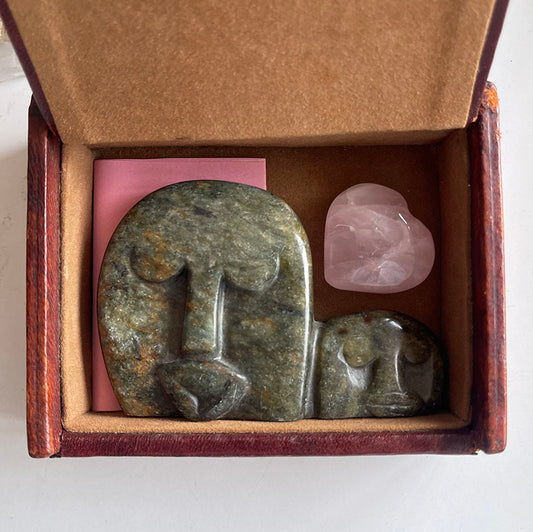 Sevgi Dolu Bağlarımızın Kutusu