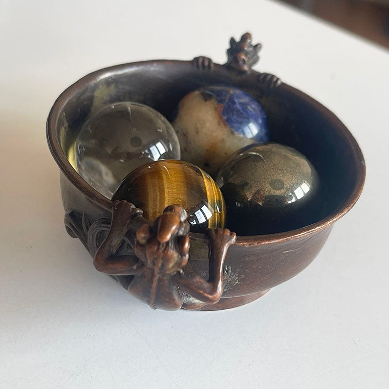 Korumalar Eşliğinde