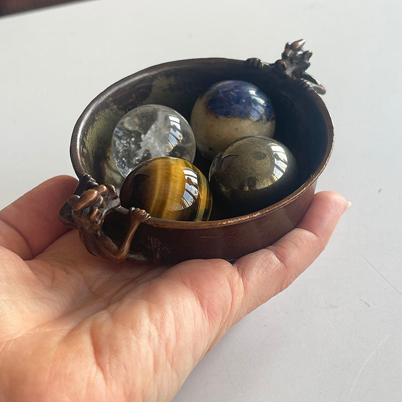 Korumalar Eşliğinde